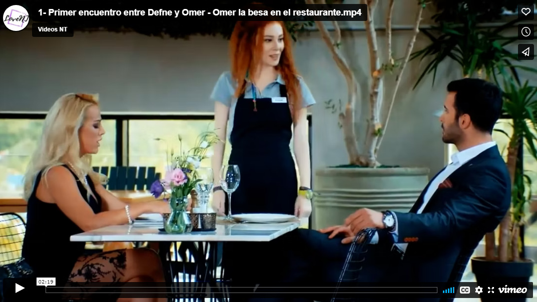 Primer encuentro entre Defne y Omer - Omer la besa en el restaurante